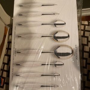 Brand New in Box full set of Artis brushes.
